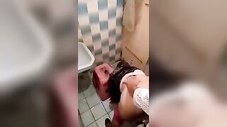 سكس عربي - مشرف عمال واخد وليه كبيره شغاله فالمصنع فالحمام بينيكها وهي خايفه وعايزه تخرج