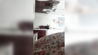سكس مصري - مقطع كامل لديوث على خالته بيصور لحمها وبزازها في الحمام وفي الاوضة وهي منفتحة معه
