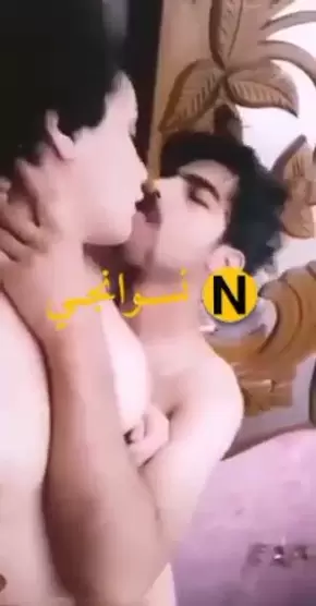 سكس عراقي ينيج حبيبته العشرينية وهي مستمتعة على سرير أمه و أبوه - xnxx arab